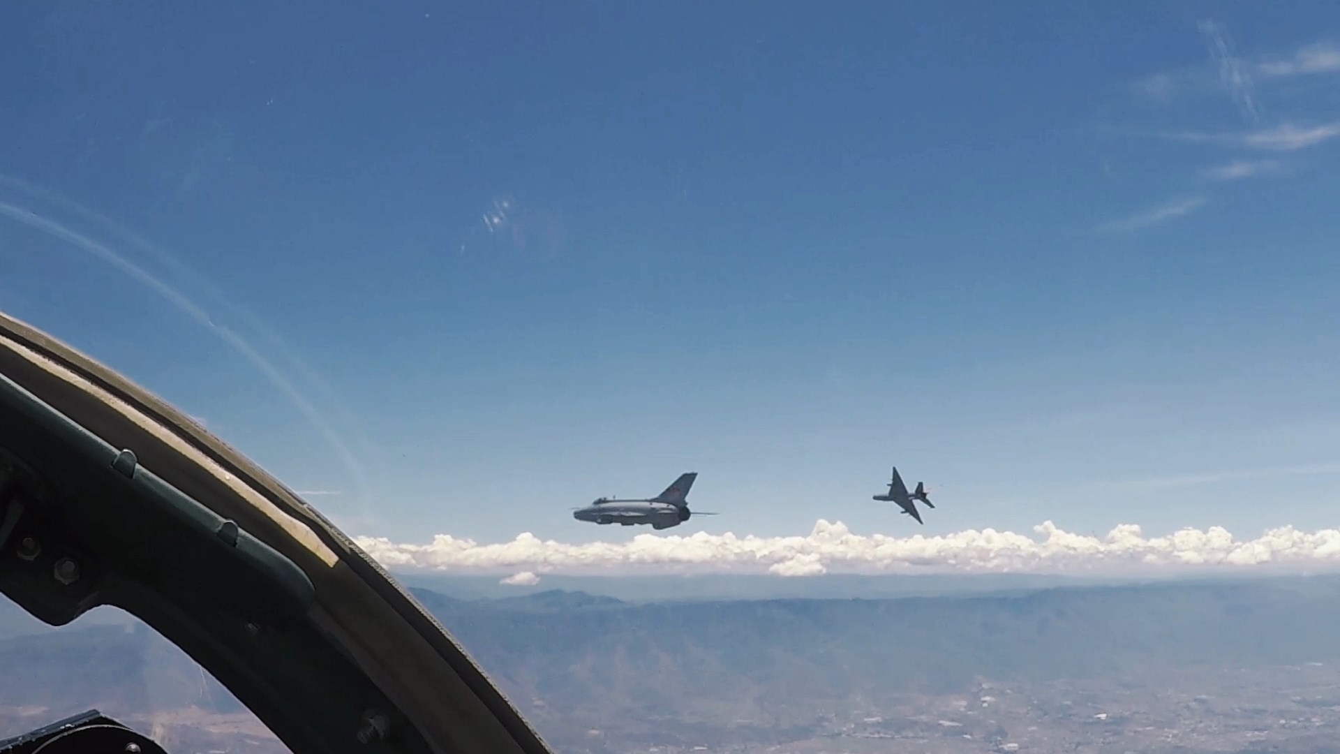 凌空出击 火力全开：空军航空兵歼击机对地实弹精准打击
