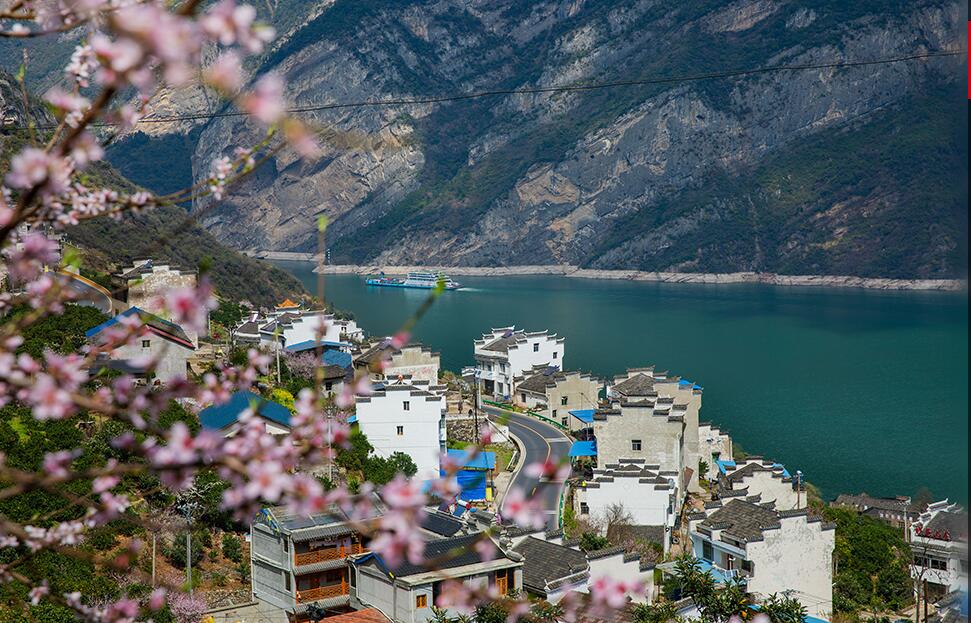 头条 · 稳扎稳打 习近平这样擘画长江经济带发展
