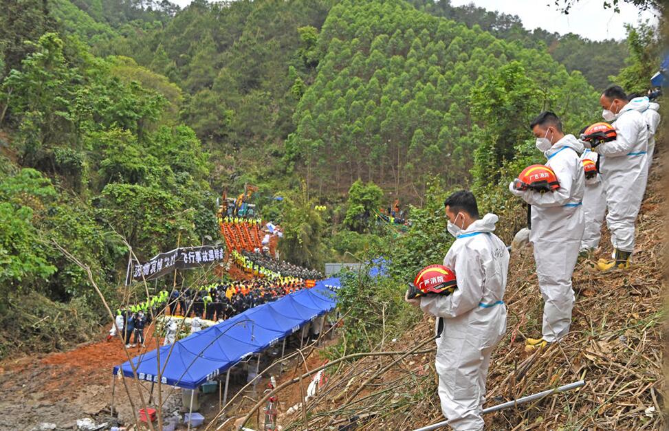 “3·21”东航MU5735航空器飞行事故现场举行遇难者哀悼活动
