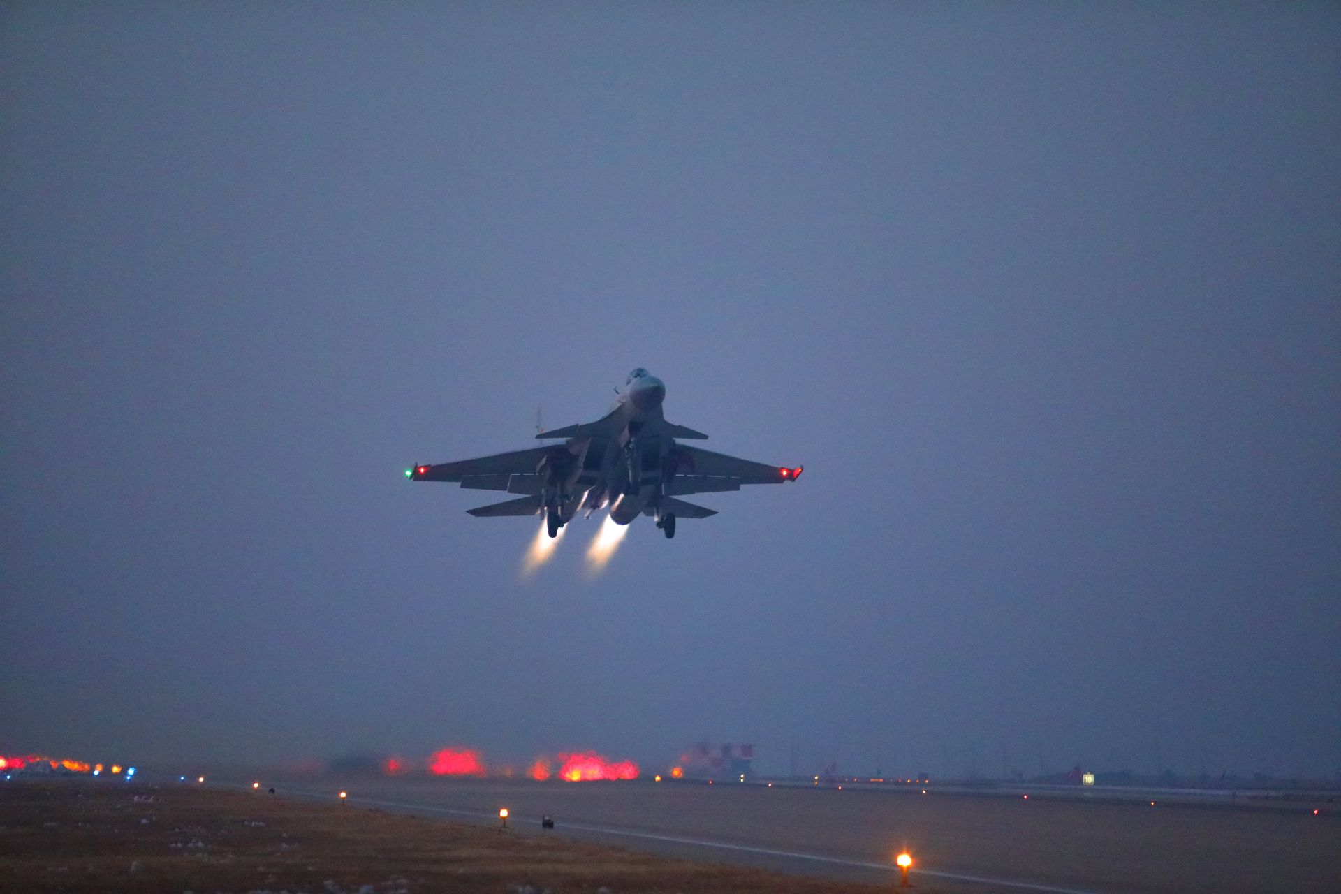 飞鲨列阵啸长空：让舰载机飞行员在火热练兵备战中摔打磨砺