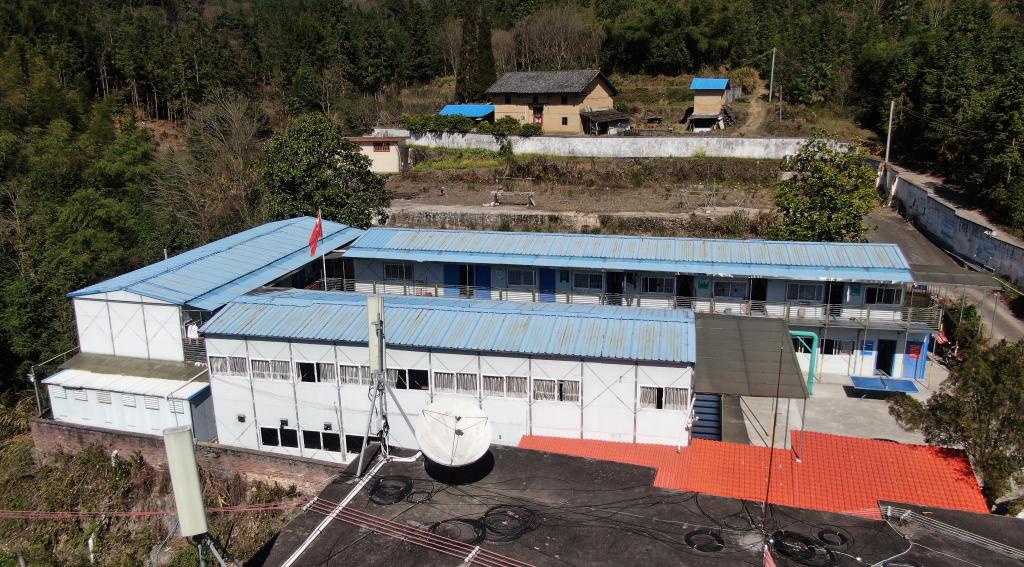 三年了，这群山里娃为何难以搬离冬冷夏热的“板房教室”？