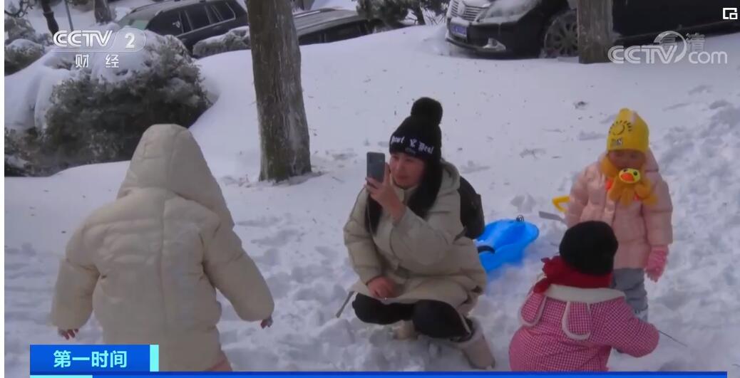 江西：庐山降下暴雪 多部门应对保畅通