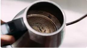 清理热水壶水垢 加点白醋土豆皮