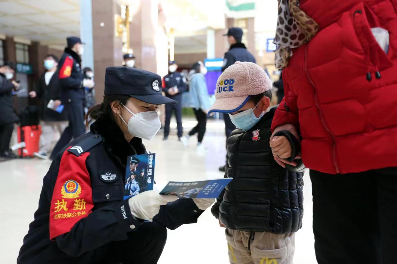 各地铁路民警弘扬雷锋精神热心服务旅客群众