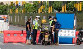 广西德保：全城路口交通信号灯已经调成红灯