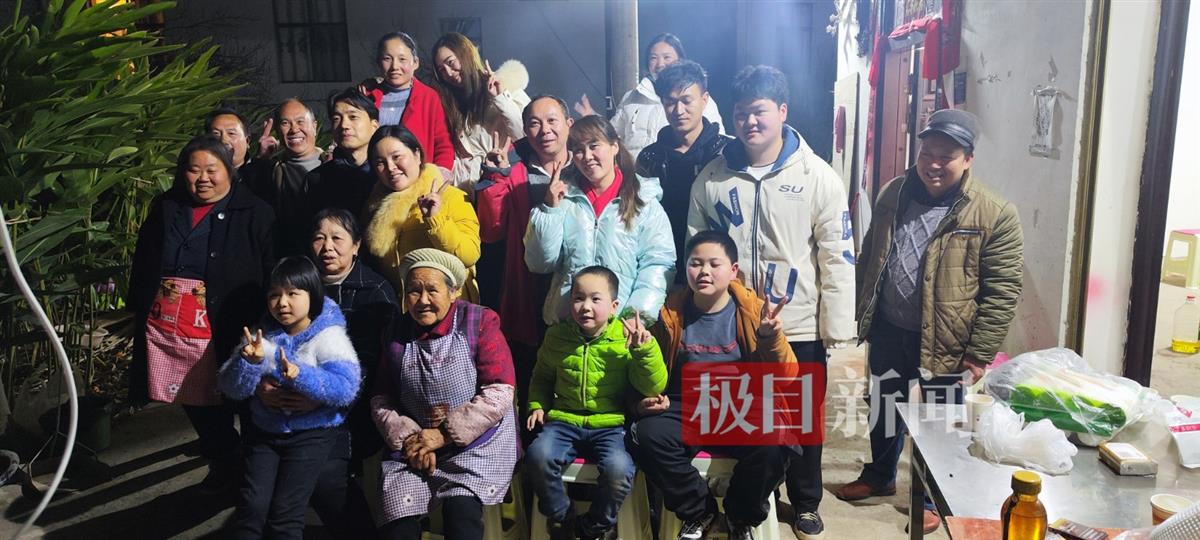 1岁女婴被拐30年后深夜回家 母亲洒泪给她系上红花