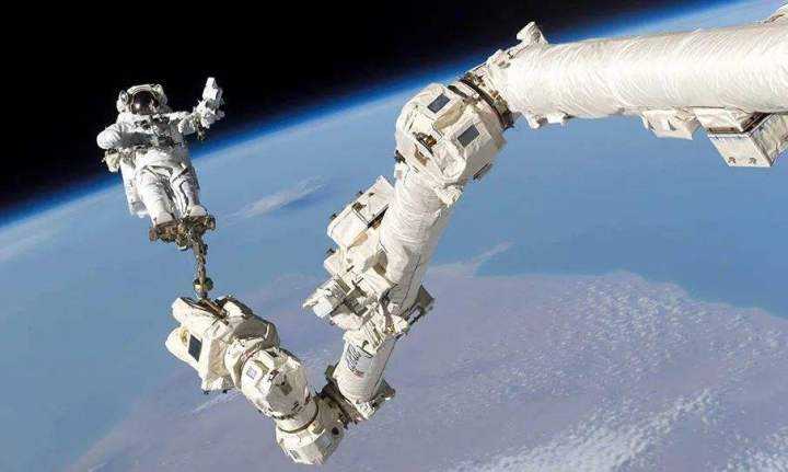 空间站机械臂转位货运飞船试验取得圆满成功