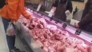 仅7元一斤！猪肉价格腰斩！养猪人亏钱都抢着卖猪