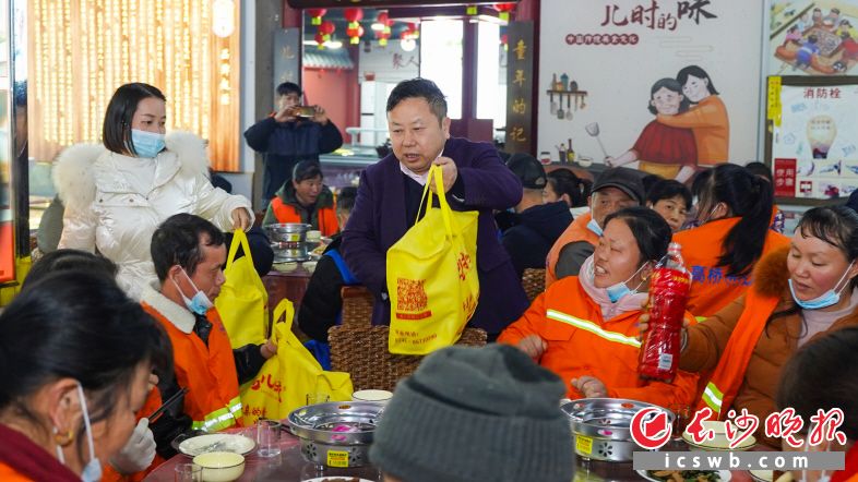 餐饮老板连续13年办暖心团圆饭 宴请“城市美容师”