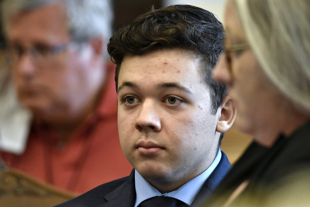 白人杀人被判“无罪”分裂美国：左翼抗议“白人至上”，右翼热捧“美国英雄”