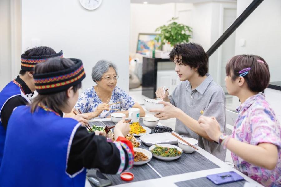 迈入“中度老龄化”社会：如何照亮独居老人的“银龄”生活？