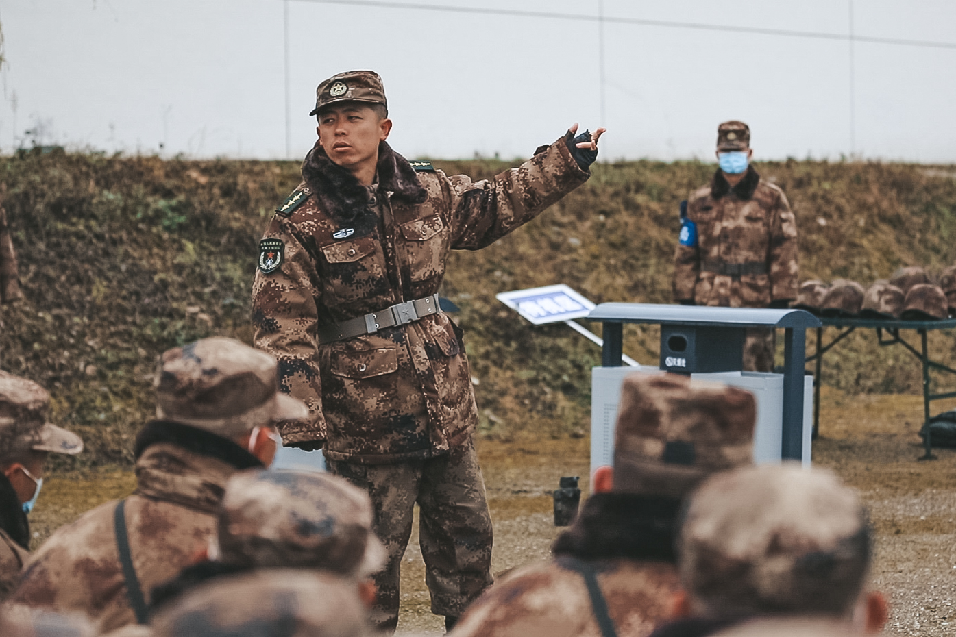 报告，新兵手榴弹投掷前准备完毕！