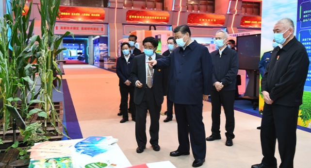 联播+｜跟着习近平参观“十三五”科技创新成就展