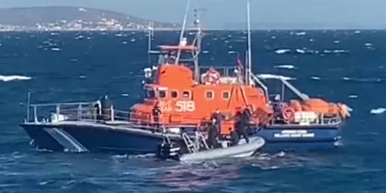 一船只在希腊希俄斯岛附近沉没 1人失踪 4人死亡