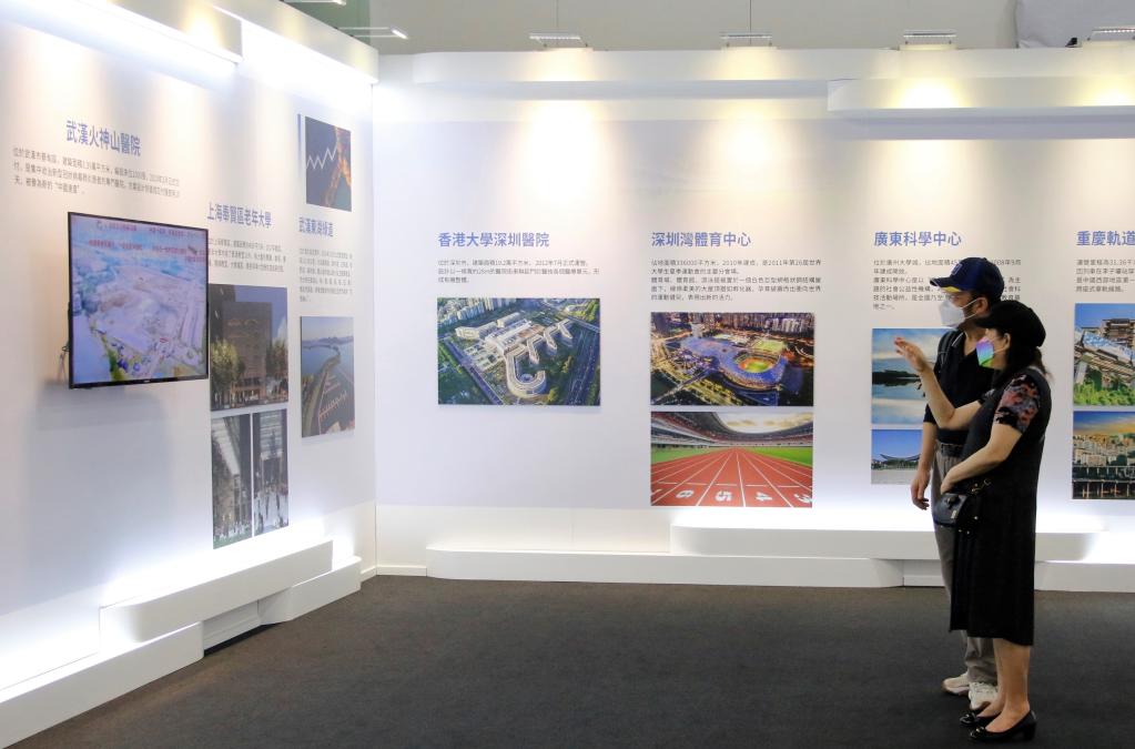 香港市民：国家建设成就一日千里，背靠祖国发展更有信心