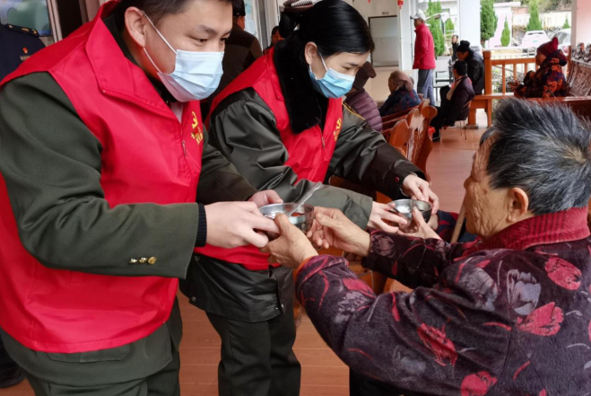福建龙岩高速：汤圆甜甜情相连 爱心满满敬老情