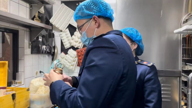 厦门市场监管部门严查在食品中添加金箔行为