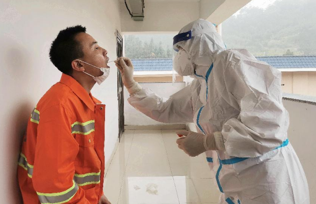 福建华安医护人员：“白+黑”连轴转 吃苦不言苦 奉献敢担当