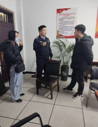 河南沈丘：司机拉客被“截胡”  民警出手巧调解