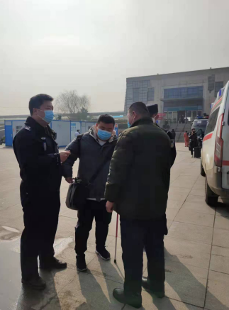 河南沈丘：特巡警热心帮助盲人旅客