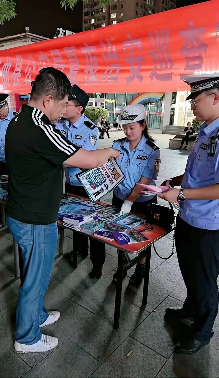 阳曲交警大队联合派出所走进广场积极 开展“百日行动”宣传活动