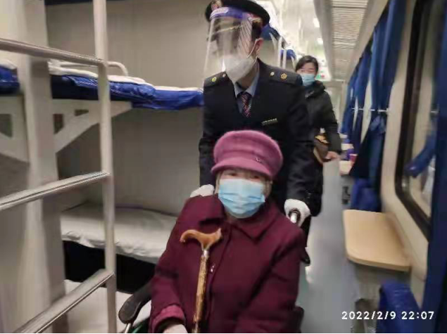 陕西西安：80岁老母亲返乡路，温情列车暖人心