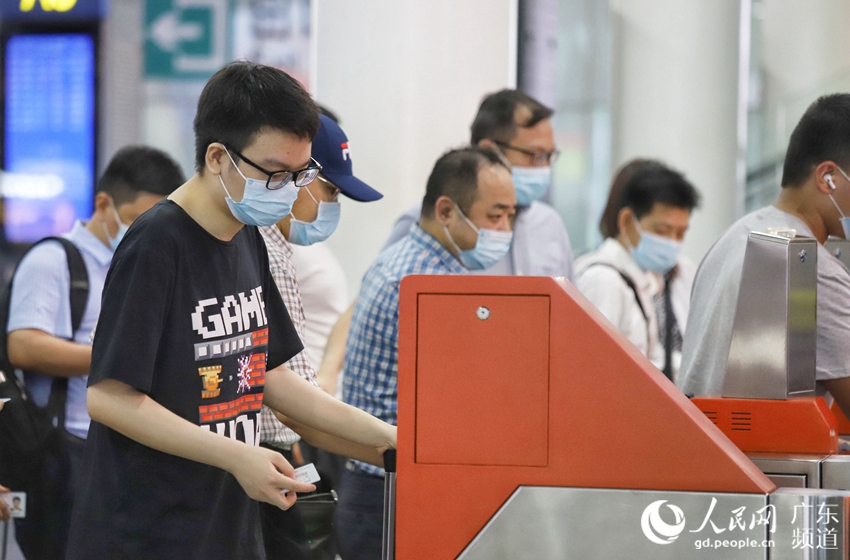直击疫情下的广州南站：旅客凭绿码和核酸检测阴性证明进站乘车