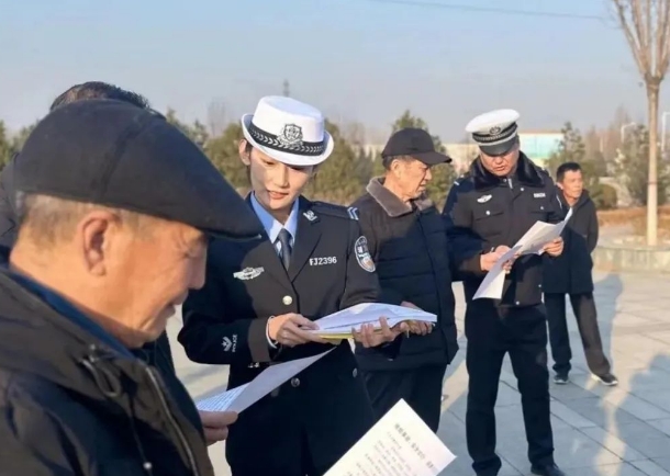 山西汾阳交警借力民俗活动  巧唱交通安全戏