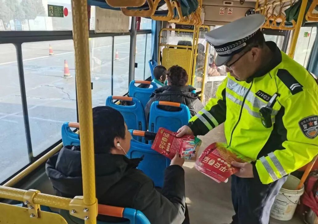 临汾公安交警走进辖区客货运企业，筑牢春运交通安全防线