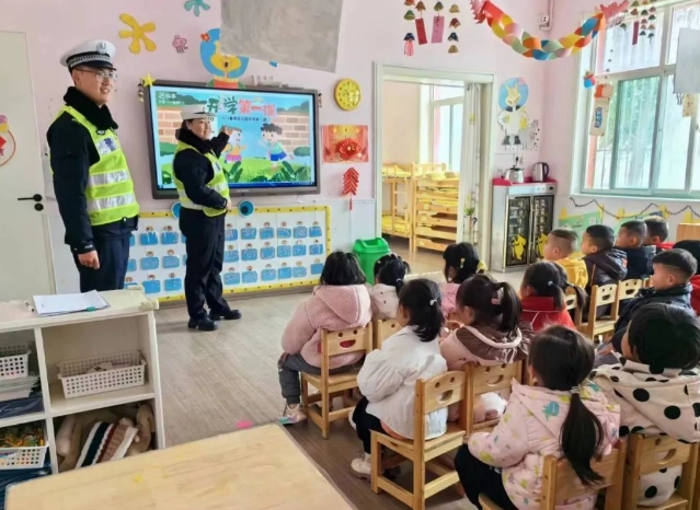 龙年新启航   安全来护航——长治沁县公安交警组织开展“开学第一课”交通安全主题