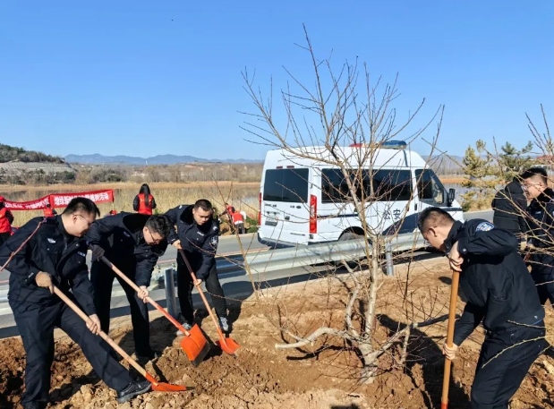 长治沁县公安组织开展义务植树活动