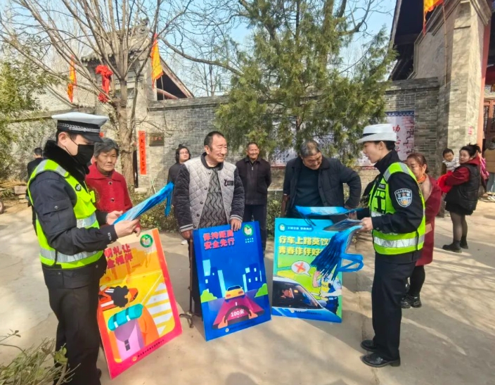 临汾公安交警交通文明创建融入乡村振兴主题宣传活动走进曲沃县史村镇西海村