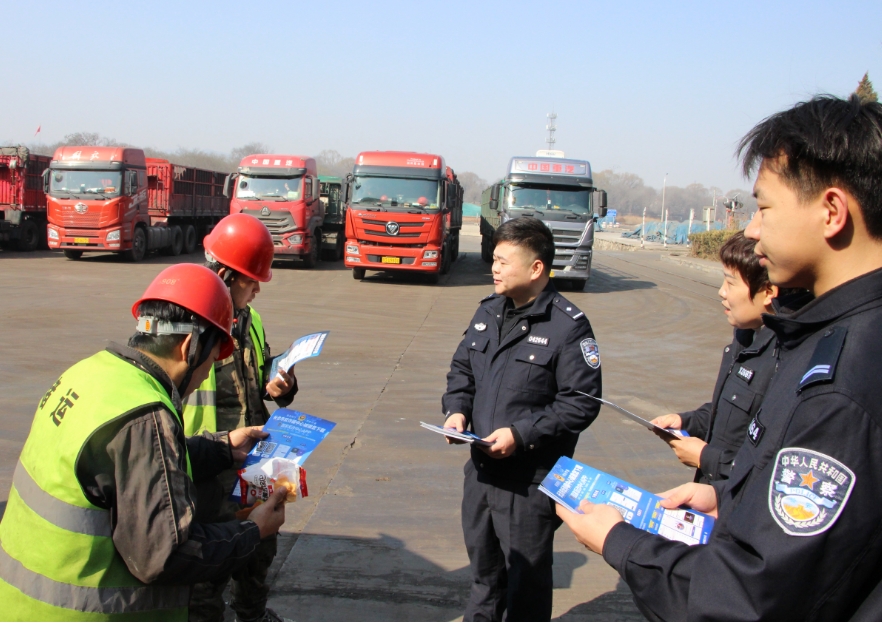 守护真相，共筑清朗网络空间——长治潞东公安开展打击网络谣言宣传