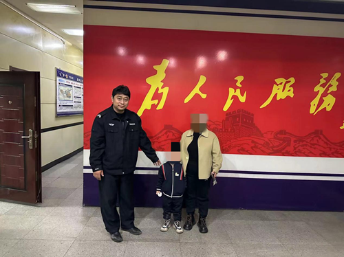 长治：萌娃找妈妈伤心哭泣“警”急救助真暖心