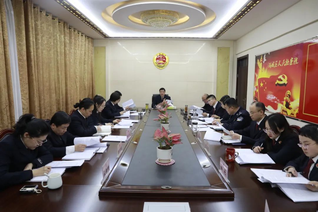 长治潞城区人民检察院召开党组理论学习中心组（扩大）会