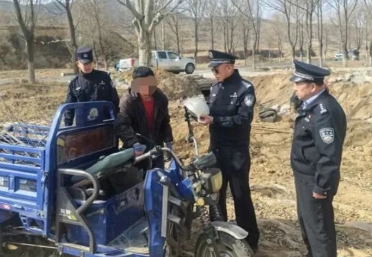 太原娄烦公安持续开展戴头盔安全行宣传活动