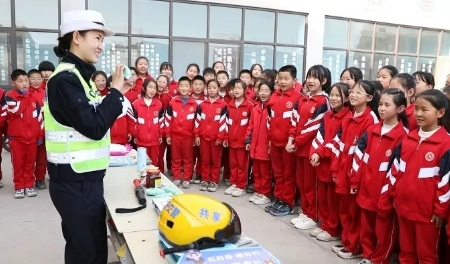 临汾公安交警模拟酒驾进校园 保驾护航“警”相伴