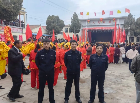 长治潞城：热闹逛庙会  平安“警”相随