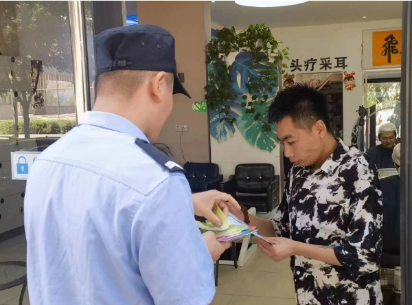 晋中城区公安分局新华街派出所深入辖区商铺开展禁毒宣传活动