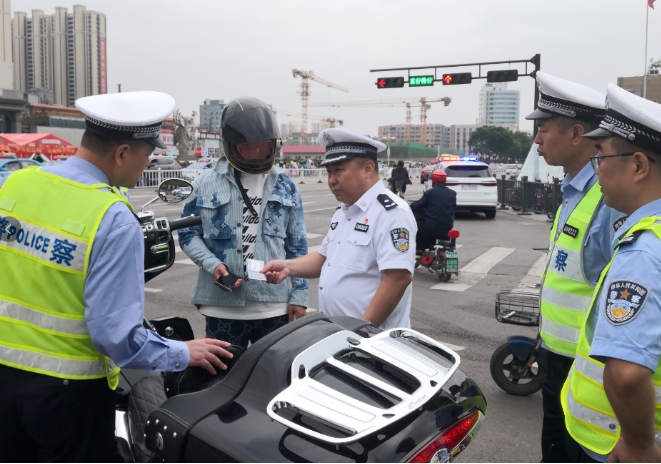 临汾市公安局交警支队机关警力下沉一线  严查严管严控各类交通违法行为