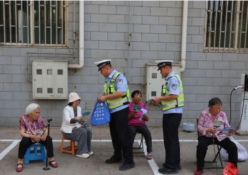 临汾公安交警走进社区开展交通安全主题宣传活动  走近群众“话”安全