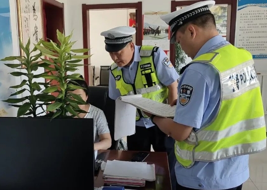 临汾公安交警走进辖区货运企业开展安全检查