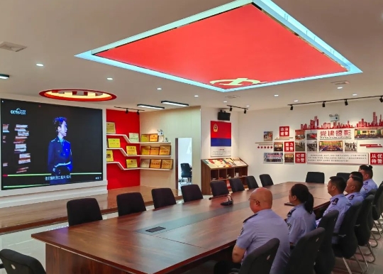 长治沁县公安局组织观看《心中装着人民的好警察 》全国“公安楷模”魏和友同志先进事