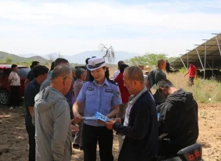 临汾公安交警赶庙会开展交通安全宣传暨打击“黄牛”“黑中介”玩瘴痼疾集中整治宣传