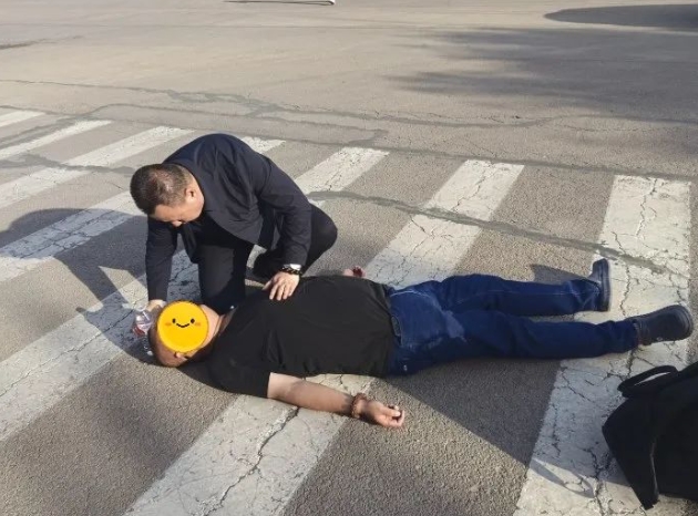 朔州：紧急一刻！民警及时救助突发心脏病人