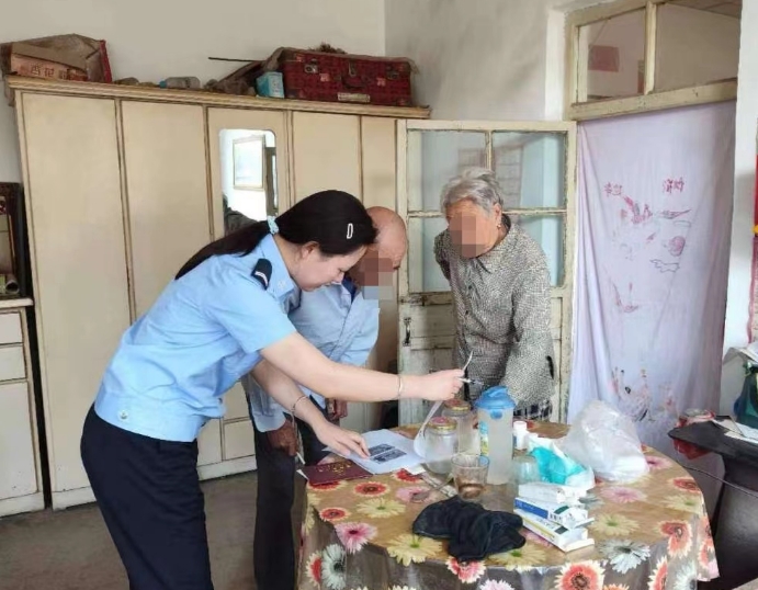 太原尖草坪：送上门的户口簿  暖了八旬老人的心