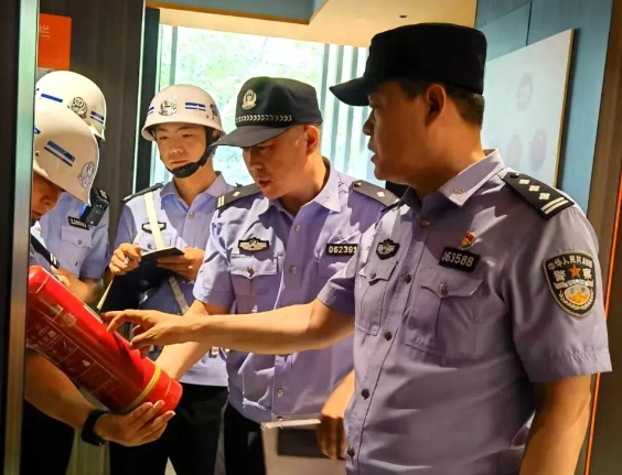 吕梁临县人民政府副县长、公安局党委书记、局长郭泽鹏同志深入一线督导检查“九小场所