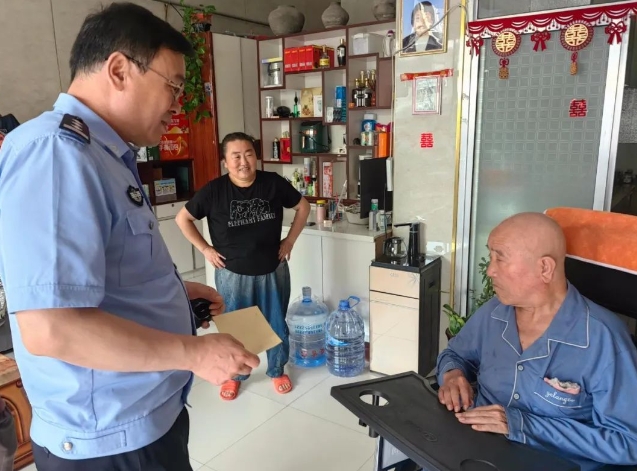 声声慰问暖民心  句句嘱托传党情——吕梁临县公安局开展“七一”走访慰问活动