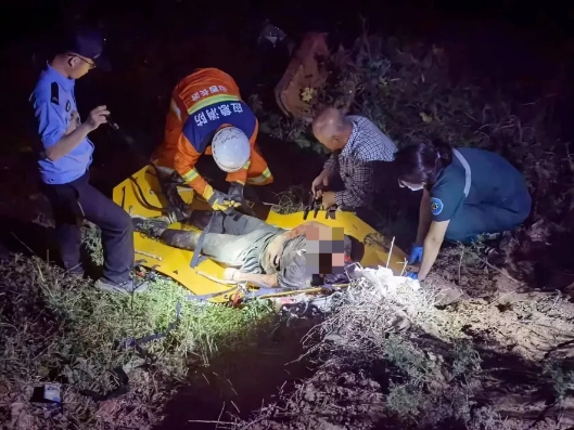 长治潞城：学生掉进深沟  民警暖心救助
