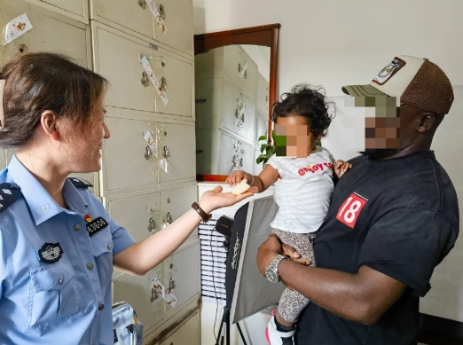 长治潞城：一岁混血萌宝办理身份证  民警各种“花招”齐上阵